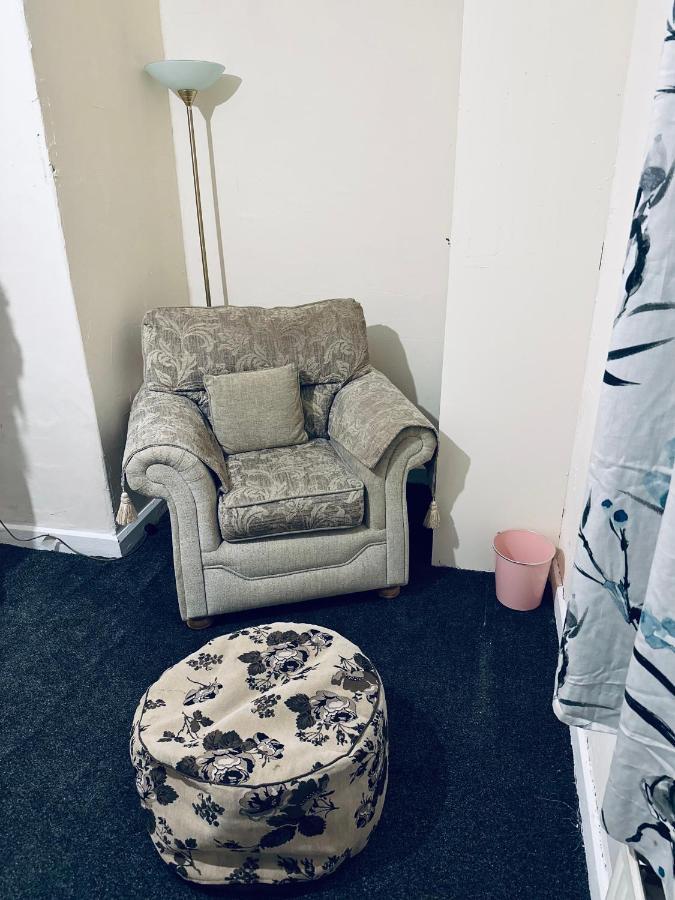Double Bedroom In West Yorkshire, Leeds Homestay