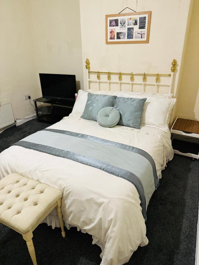 Double Bedroom In West Yorkshire, Leeds Homestay *